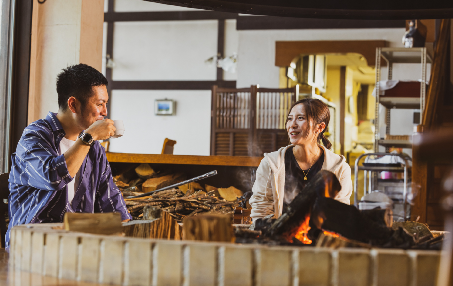 リビングルームで暖炉を囲む