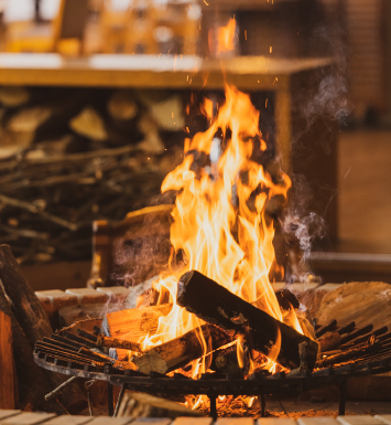 リビングルームで暖炉を囲む